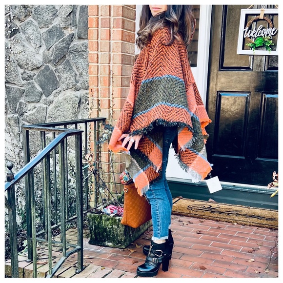 #27 BOHO FABULOUS HOODED ASYMMETRICAL PONCHO - Picture 5 of 7